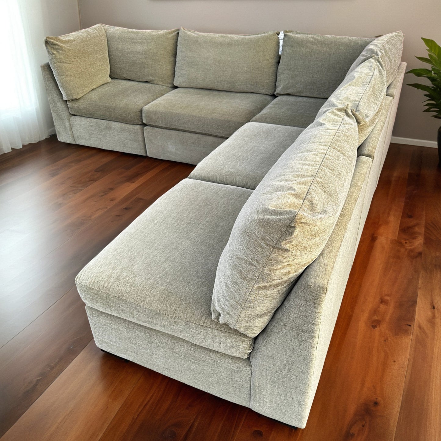 Bassett Beckham Modular Sectional Couch